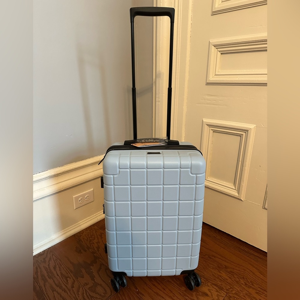 NWT Calpak. Carry-on. CALPAK. Hardyn Hardside Spinner. Carry-on. Blue.